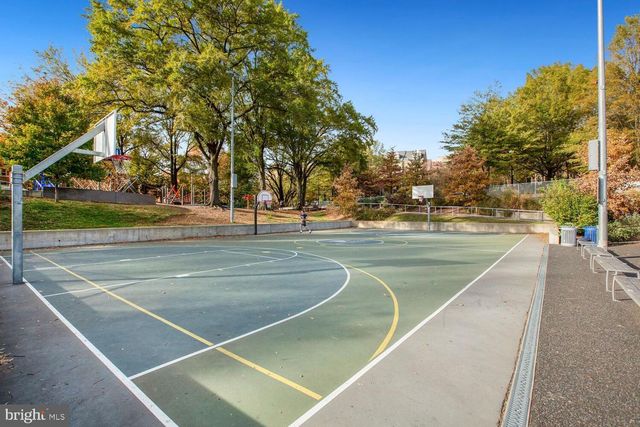 109 N BROOKSIDE DR, Arlington, VA 22201