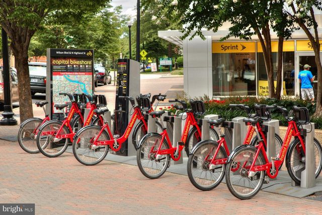 109 N BROOKSIDE DR, Arlington, VA 22201