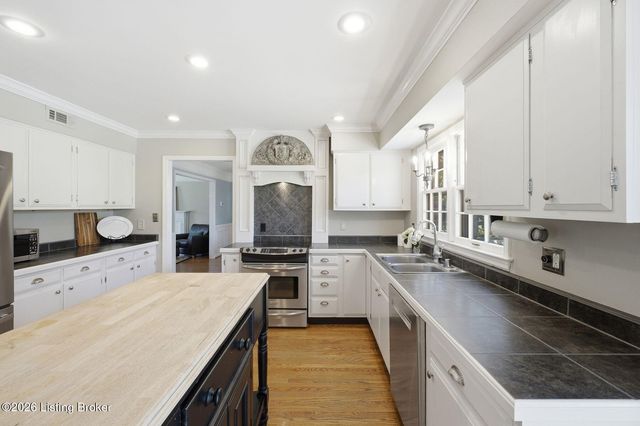 2006 Round Ridge Rd, Louisville, KY 40207