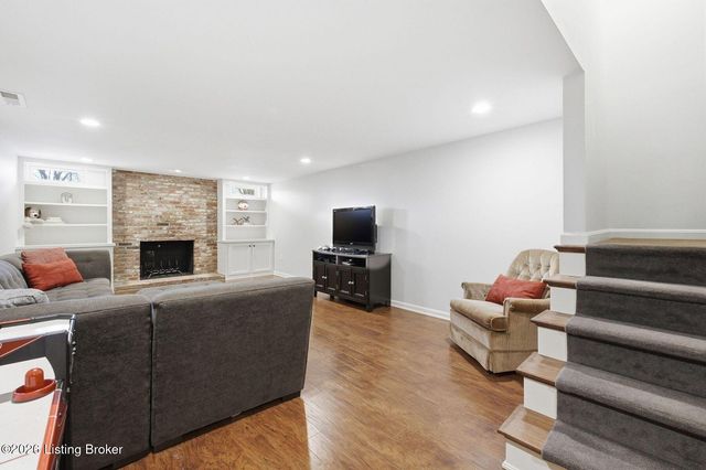 2006 Round Ridge Rd, Louisville, KY 40207