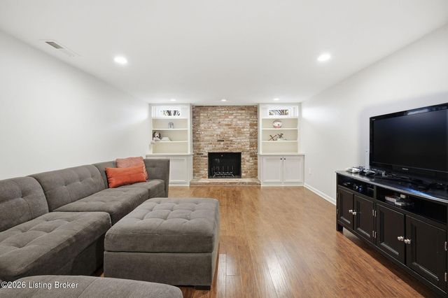 2006 Round Ridge Rd, Louisville, KY 40207