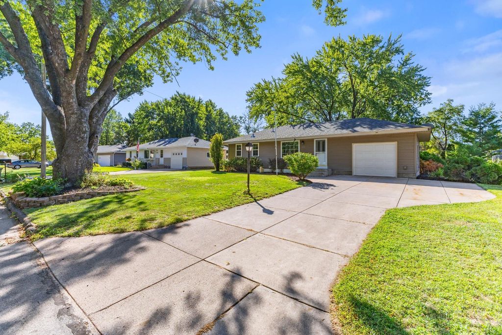 10913 Washington Street NE, Blaine, MN 55434