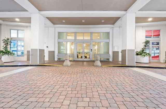 9055 SW 73 CT 809, Miami, FL 33156