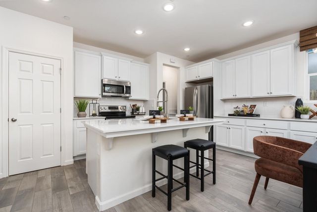 6560 E Clingstone Drive, Fresno, CA 93727