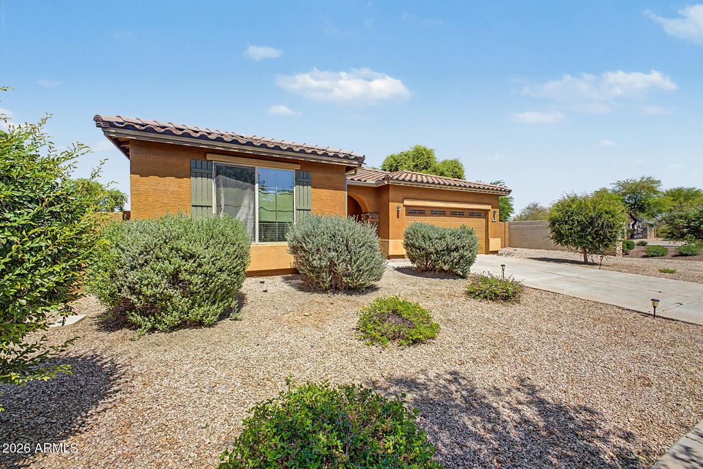 7564 W BERRIDGE Lane, Glendale, AZ 85303 — photo 2