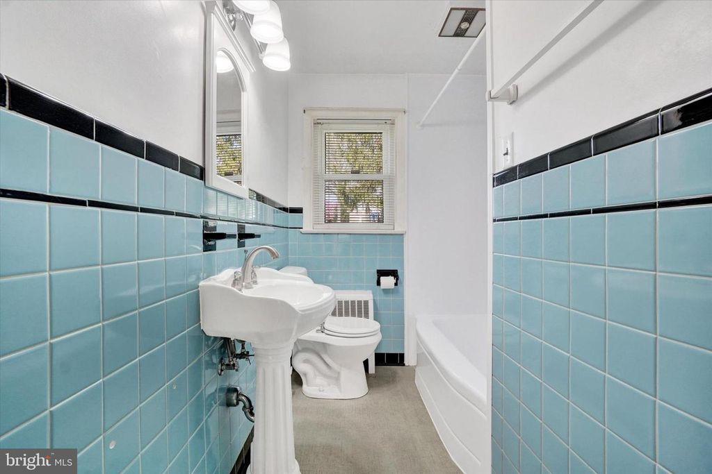 Image 18 of property listing at 1630 N EAST ST, York, PA 17406