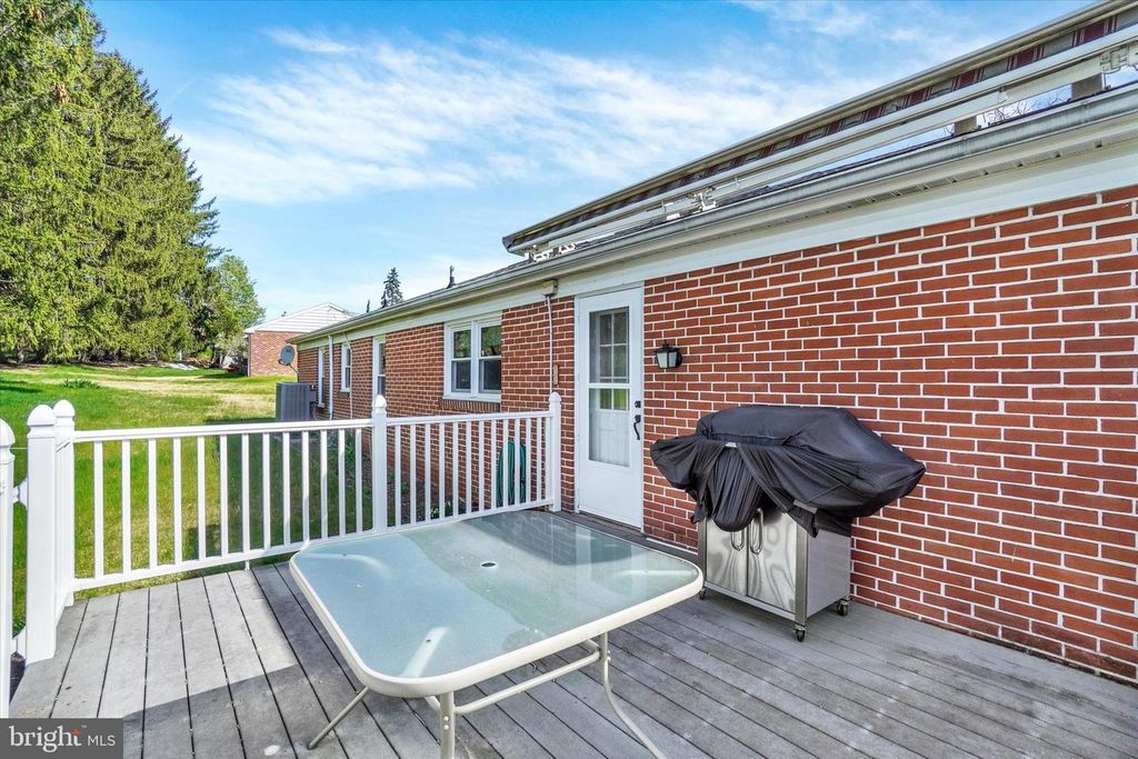 Image 21 of property listing at 1630 N EAST ST, York, PA 17406