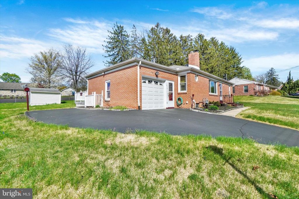 Image 26 of property listing at 1630 N EAST ST, York, PA 17406