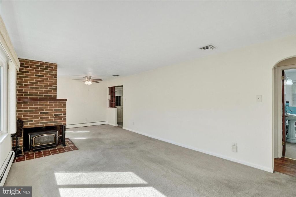 Image 4 of property listing at 1630 N EAST ST, York, PA 17406