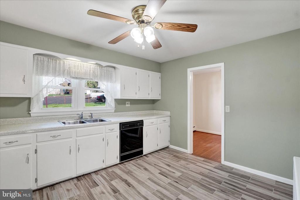 Image 5 of property listing at 1630 N EAST ST, York, PA 17406