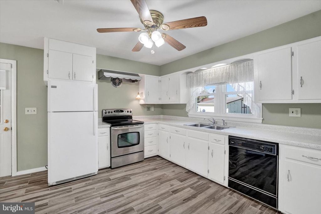 Image 6 of property listing at 1630 N EAST ST, York, PA 17406