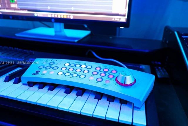 2100 NW 99th Ave, Doral, FL 33172