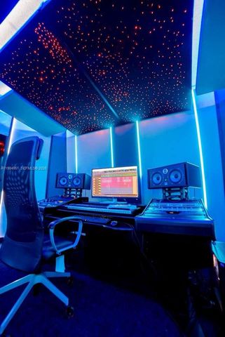 2100 NW 99th Ave, Doral, FL 33172