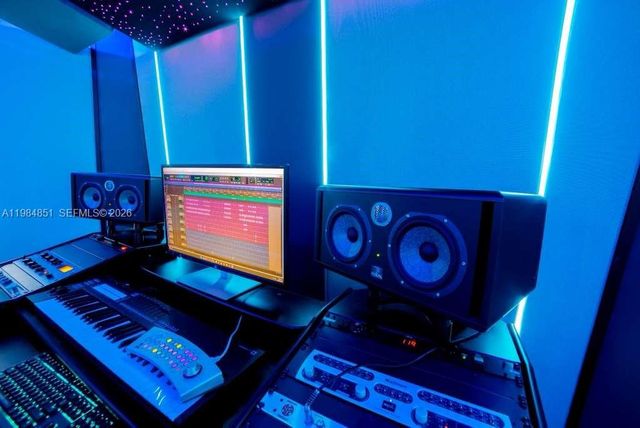 2100 NW 99th Ave, Doral, FL 33172