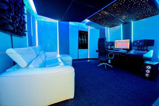 2100 NW 99th Ave, Doral, FL 33172