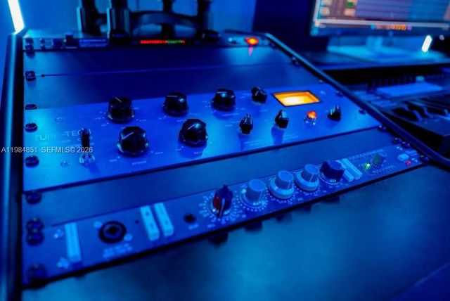 2100 NW 99th Ave, Doral, FL 33172