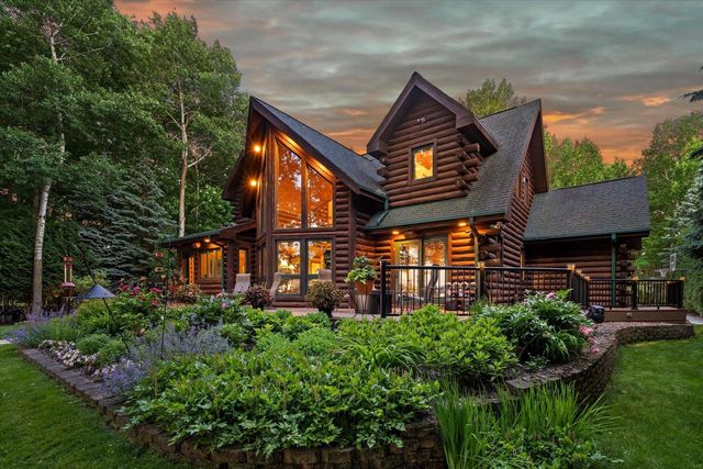 19 Hickory DRIVE, Random Lake, WI 53075