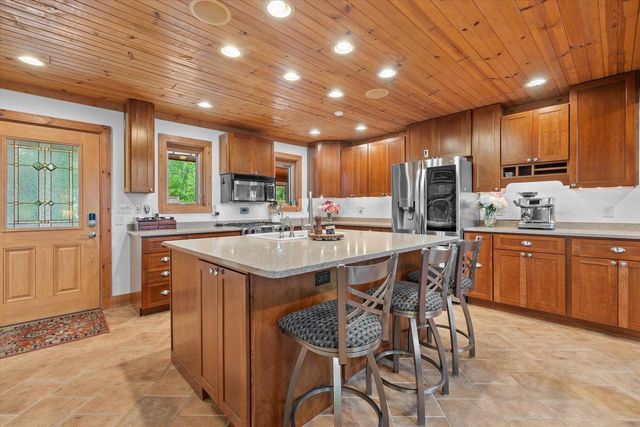 19 Hickory DRIVE, Random Lake, WI 53075