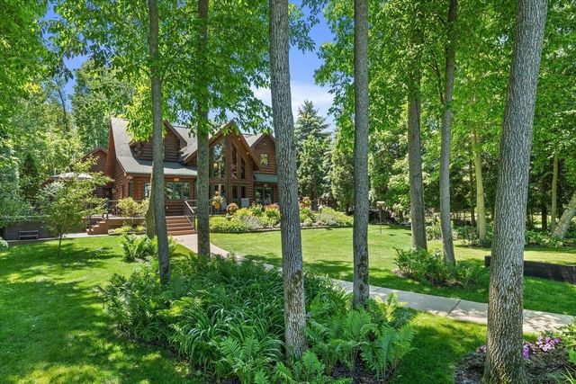 19 Hickory DRIVE, Random Lake, WI 53075