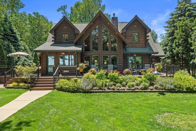 19 Hickory DRIVE, Random Lake, WI 53075