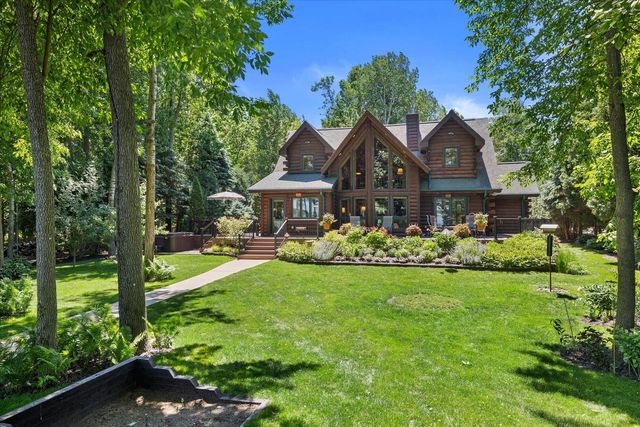 19 Hickory DRIVE, Random Lake, WI 53075