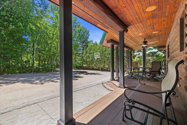 19 Hickory DRIVE, Random Lake, WI 53075
