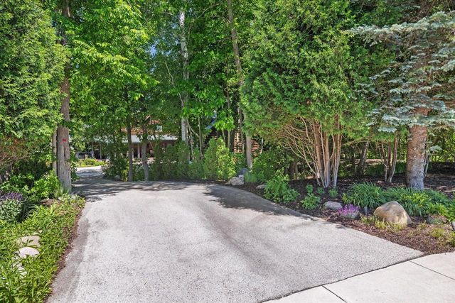 19 Hickory DRIVE, Random Lake, WI 53075