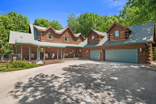 19 Hickory DRIVE, Random Lake, WI 53075