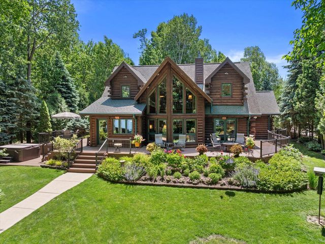 19 Hickory DRIVE, Random Lake, WI 53075