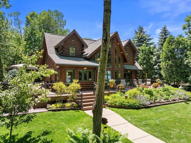 19 Hickory DRIVE, Random Lake, WI 53075