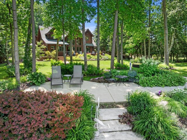 19 Hickory DRIVE, Random Lake, WI 53075