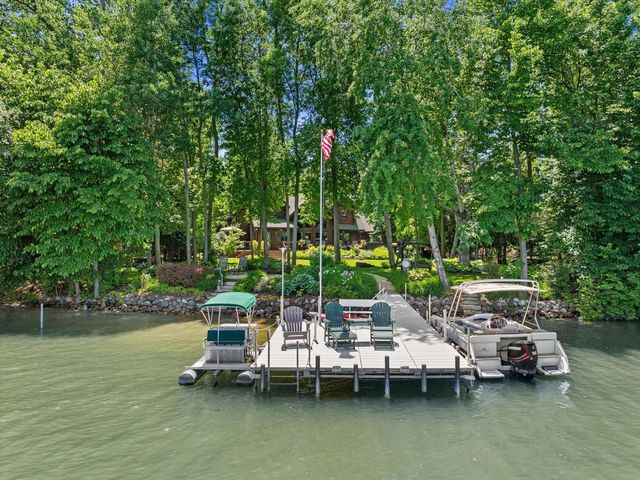 19 Hickory DRIVE, Random Lake, WI 53075