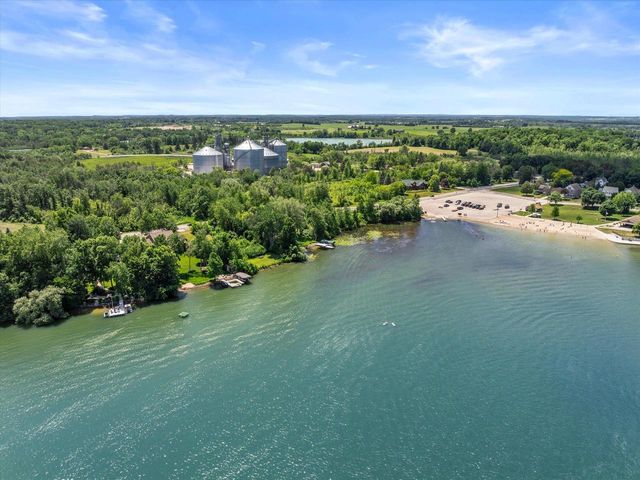 19 Hickory DRIVE, Random Lake, WI 53075