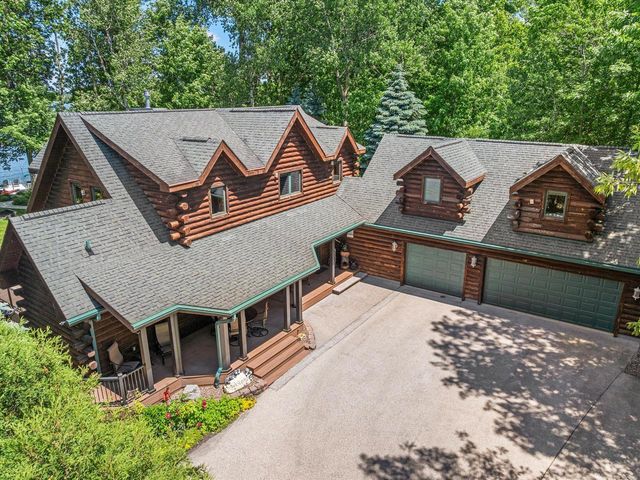 19 Hickory DRIVE, Random Lake, WI 53075