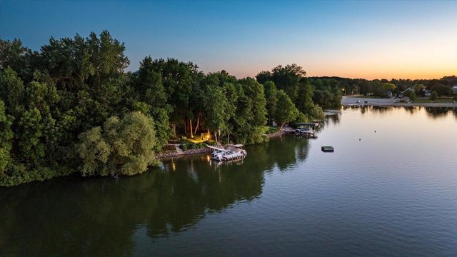 19 Hickory DRIVE, Random Lake, WI 53075