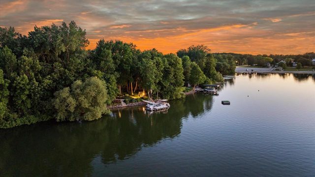 19 Hickory DRIVE, Random Lake, WI 53075