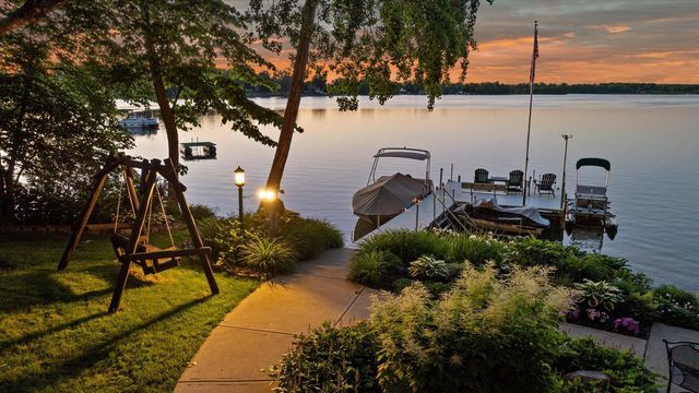19 Hickory DRIVE, Random Lake, WI 53075