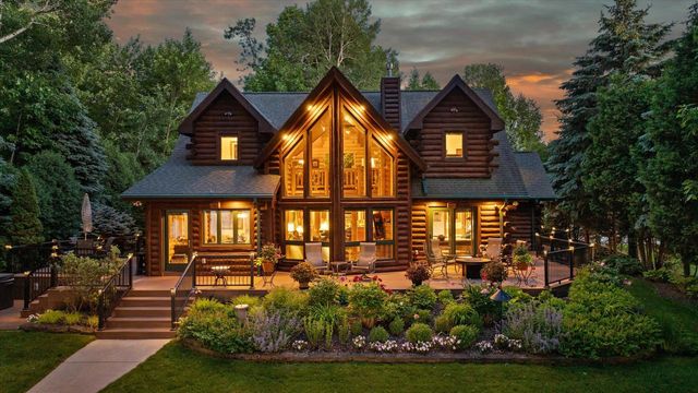 19 Hickory DRIVE, Random Lake, WI 53075