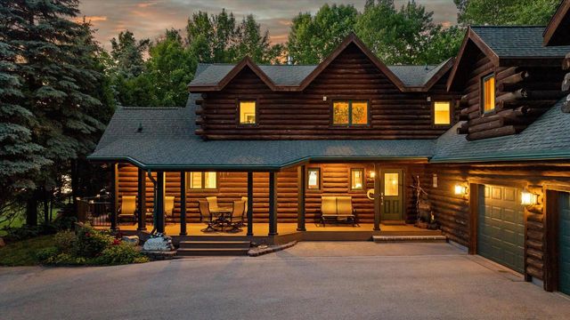 19 Hickory DRIVE, Random Lake, WI 53075