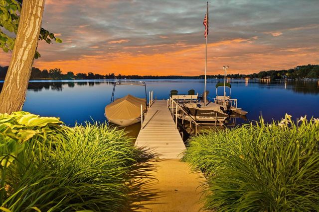 19 Hickory DRIVE, Random Lake, WI 53075