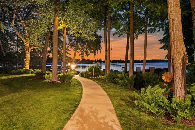 19 Hickory DRIVE, Random Lake, WI 53075
