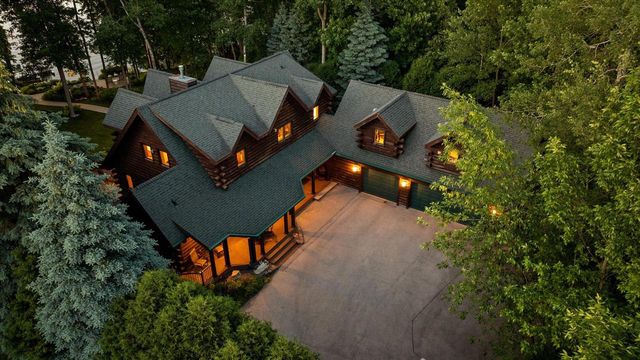 19 Hickory DRIVE, Random Lake, WI 53075