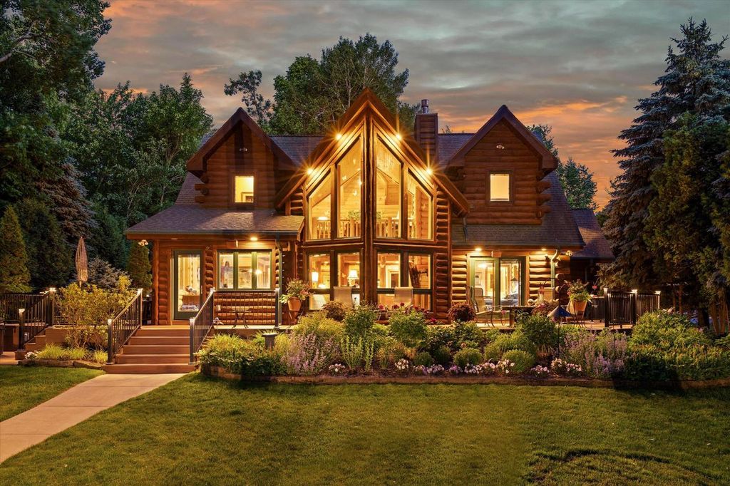 19 Hickory DRIVE, Random Lake, WI 53075