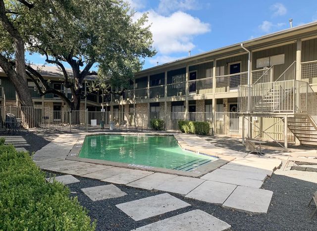 2303 E Side DR 220, Austin, TX 78704
