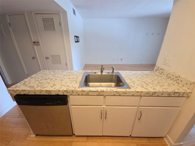 2303 E Side DR 220, Austin, TX 78704