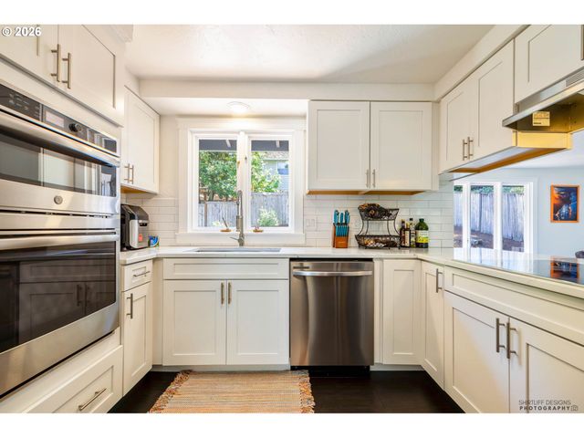 2022 FLORAL HILL Dr, Eugene, OR 97403