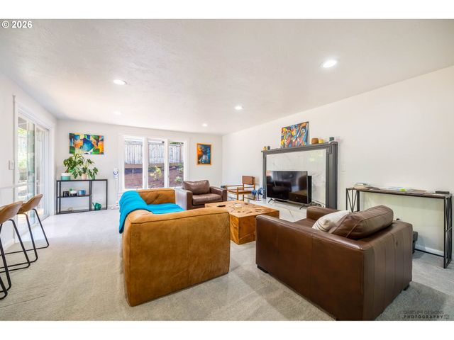 2022 FLORAL HILL Dr, Eugene, OR 97403