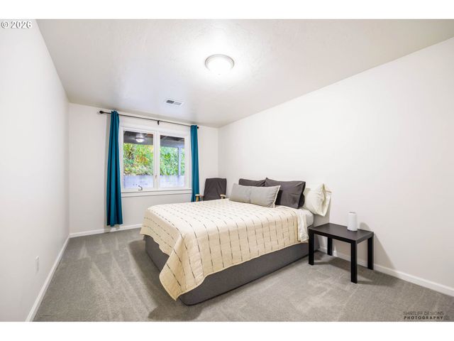 2022 FLORAL HILL Dr, Eugene, OR 97403