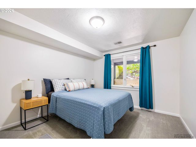 2022 FLORAL HILL Dr, Eugene, OR 97403