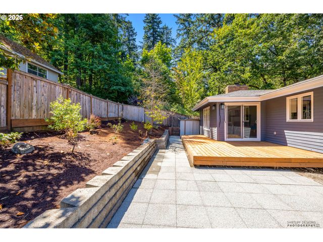 2022 FLORAL HILL Dr, Eugene, OR 97403